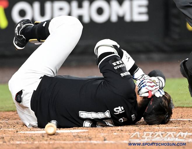 31일 대전한화생명볼파크에서 열린 KT와 한화의 경기. 5회초 1사 2루 KT 허경민이 한화 엄상백의 투구를 머리에 맞고 쓰러져 있다. 대전=허상욱 기자wook@sportschosun.com/2026.03.31/