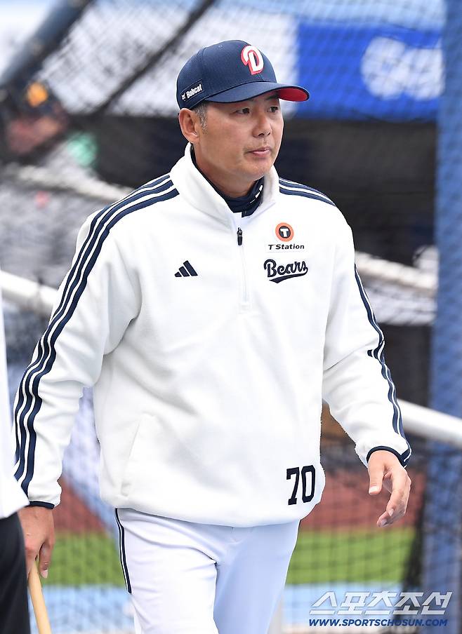 1일 대구 삼성라이온즈파크에서 열린 삼성과 두산의 경기. 선수들 훈련 지켜보는 두산 김원형 감독. 대구=송정헌 기자songs@sportschosun.com/2026.04.01/