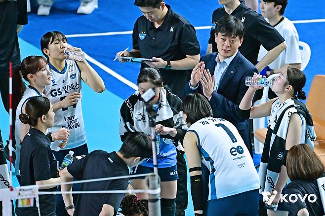 작전 지시하는 GS칼텍스 이영택 감독.