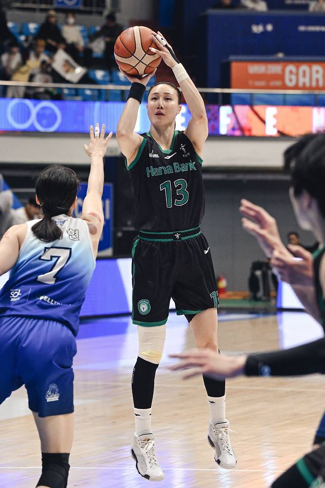 하나은행 김정은이 1일 인천도원체육관에서 열린 신한은행전에서 슛을 던지고 있다. 올 시즌을 끝으로 은퇴하는 김정은은 이날로 620경기를 소화하며 정규리그 여정을 마무리 했다. 사진제공=WKBL