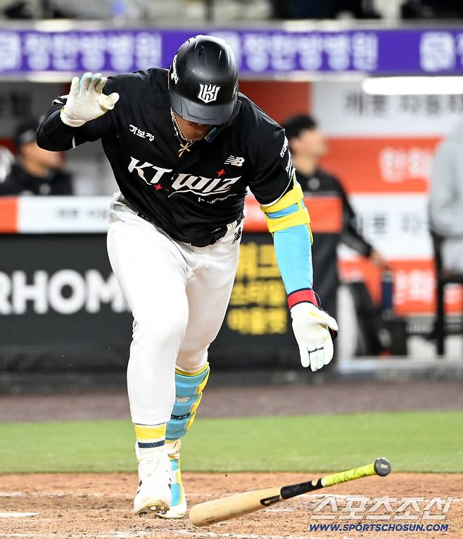 1일 대전한화생명볼파크에서 열린 KT와 한화의 경기. 8회초 2사 1,3루 KT 안현민이 1타점 적시타를 치고 기뻐하고 있다. 대전=허상욱 기자wook@sportschosun.com/2026.04.01/