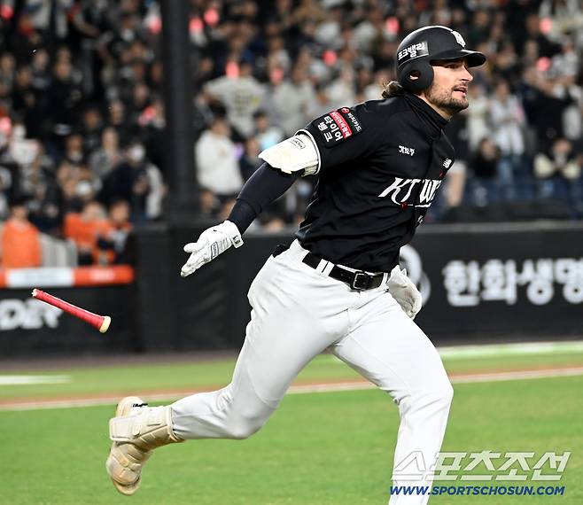 1일 대전한화생명볼파크에서 열린 KT와 한화의 경기. 7회초 KT 힐리어드가 2루타를 치고 질주하고 있다. 대전=허상욱 기자wook@sportschosun.com/2026.04.01/