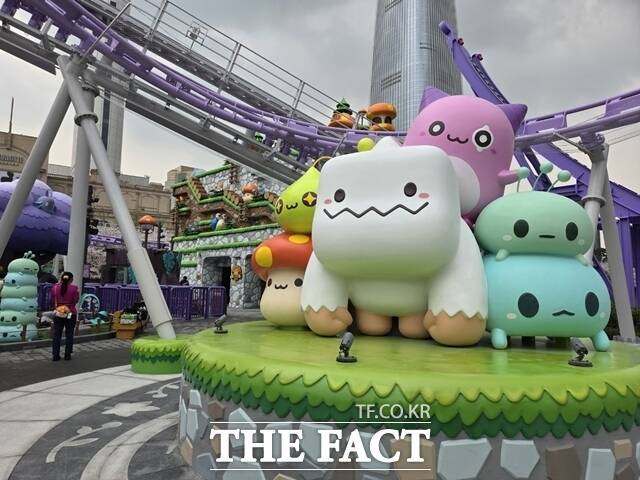 1일 서울 송파구 롯데월드에 마련된 '메이플 아일랜드' 중심부에 넥슨 게임 '메이플스토리' IP의 대표적인 캐릭터 구조물이 전시돼 있다. /잠실=우지수 기자