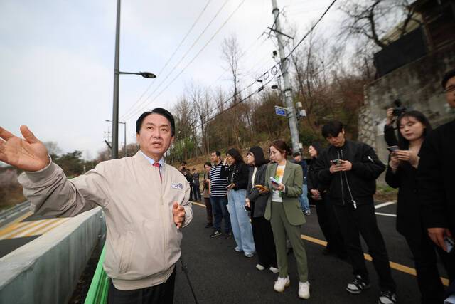 이성헌 서대문구청장이 1일 열린 금화터널 인근 상부 도로에서 열린 설명회에서 발언하고 있다. /서대문구