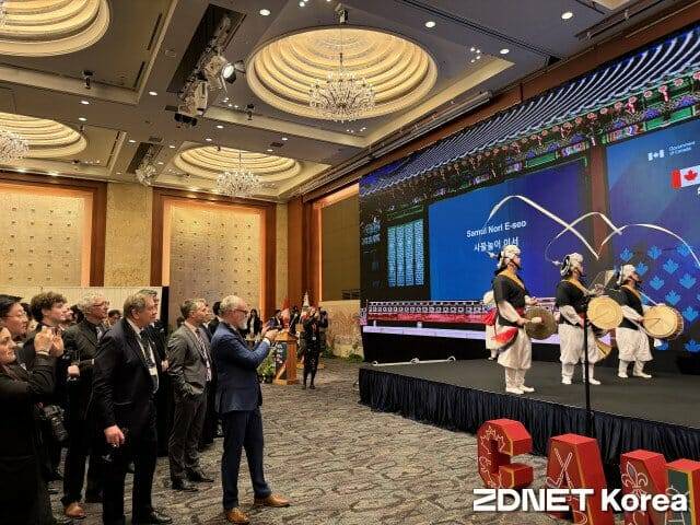 행사장에서 한국 전통 사물놀이 공연이 진행됐다.