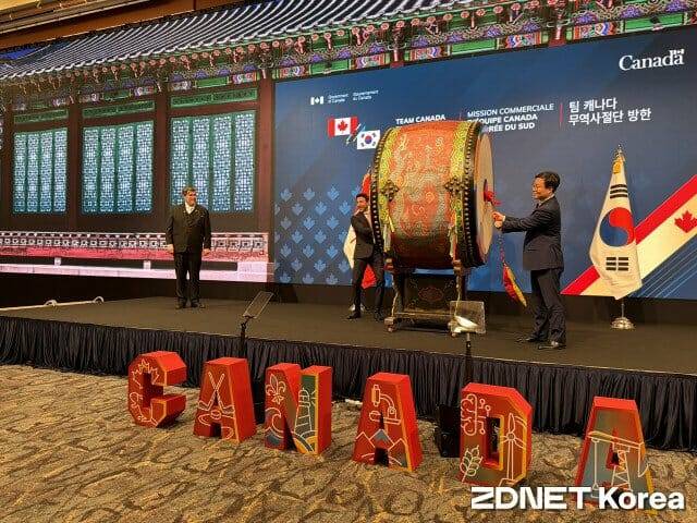 두 국가 장관이 협력 의지를 보이기 위해 동시에 북을 쳤다.