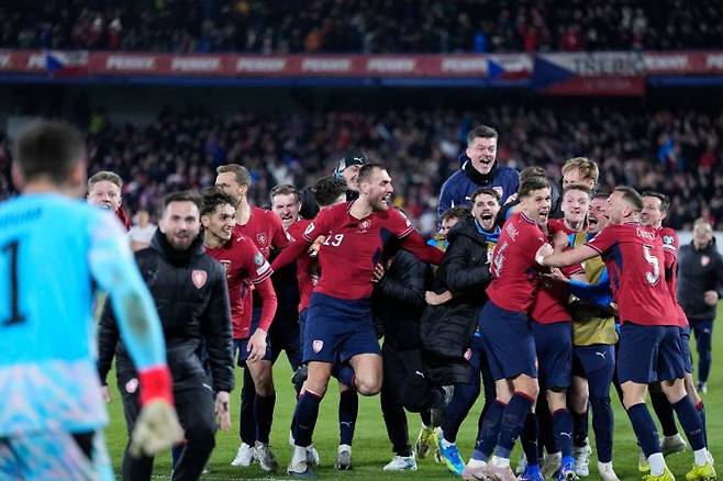 체코 축구 대표팀 선수들이 1일(한국시간) 체코 프라하의 에페트 아레나에서 열린 북중미 월드컵 유럽축구연맹(UEFA) 플레이오프(PO) D조 결승에서 덴마크를 물리치고 20년 만의 월드컵 본선 진출을 확정지은 뒤 환호하고 있다. AP연합뉴스