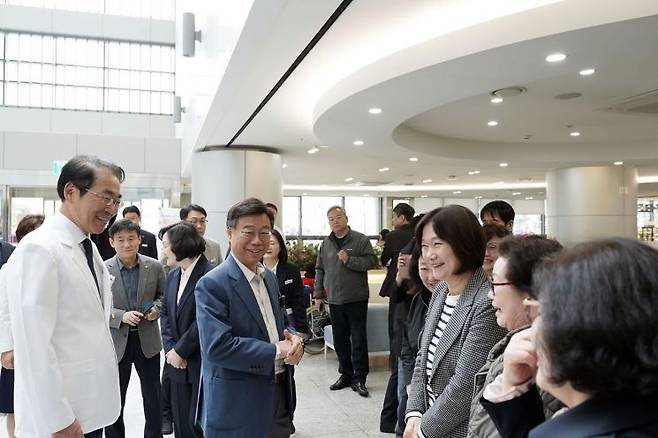 신상진 성남시장이 지난 31일 성남시의료원을 방문해 내방 환자와 가족들을 만나 이야기 나누고 있다. 성남시 제공