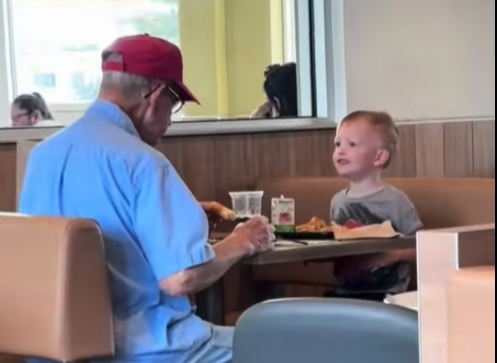 노인과 함께 아침 식사하는 허드슨. 틱톡 @ashlyntaylor88