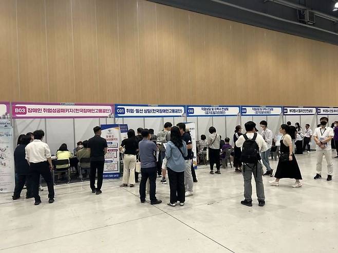 의정부시가 고령화와 복합적인 복지 수요 증가에 발맞춰 장애인 정책의 패러다임을 전면 재정비한다. 사진은 지난 2024년 장애인 취업박람회 모습. 의정부시 제공