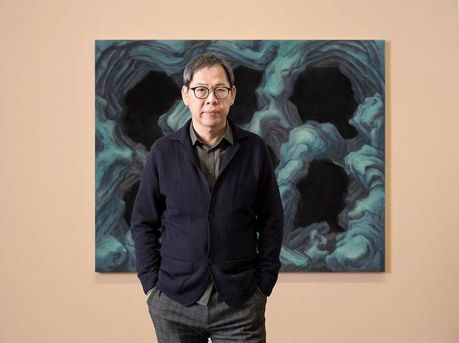 박찬경 작가가 국제갤러리 K1에서 열린 개인전 '안구선사' 출품작 앞에 섰다. 9년 만의 국제갤러리 개인전에서 그는 사찰 벽화와 민화, 불교 설화의 이미지를 회화로 다시 불러냈다. 사진 국제갤러리