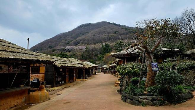 완도군은 기존 세트장 원형은 보존하되, 게이트와 벤치 등은 현대적 감각의 업사이클링(Up-cycling) 디자인을 입혀 '시네마틱 랜드마크'로 구축할 예정이다. 이준경 기자