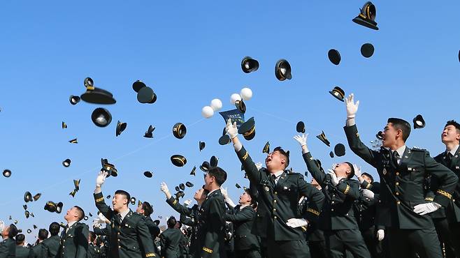 지난 2023년 충북 괴산 육군학생군사학교에서 열린 '2023년 학군장교(ROTC) 통합임관식'에서 소위로 임관한 학군장교들이 모자를 던지며 환호하고 있다. /뉴스1