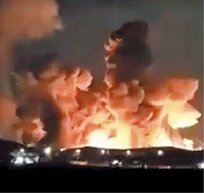 ‘이란 탄약고 폭격’ 영상 올린 트럼프미국이 이란의 핵시설이 있는 이스파한 탄약고에 벙커버스터 폭탄을 투하한 모습. 이 영상은 30일 도널드 트럼프 대통령이 직접 소셜미디어에 올린 것이다. /트루스 소셜