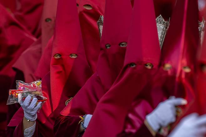 3월 30일 스페인 무르시아에서 ‘용서의 성 그리스도 형제회’ 소속 참회자들이  붉은색 고깔(카피로테)을 쓰고성 월요일 행렬에 참여하고 있다. 2026년 성 주간(Holy Week)은 3월 29일 종려 주일부터 4월 5일 부활 주일까지 가톨릭 신자들이 기념한다./EPA 연합뉴스