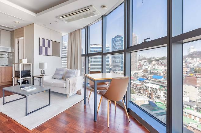 글로벌 임대운영 전문회사인 블루그라운드코리아가 서울 용산구 동자동에서 일부 호실을 단기임대로 운영하고 있는 주상복합 '센트레빌 아스테리움 서울' 내부. 최근 급증하는 외국인 임대 수요를 겨냥해 글로벌 스탠다드에 맞는 가전과 가구를 완비했다. 남향 객실에서는 남산과 남산타워, 한남동 일대를 한 눈에 조망할 수 있다. /블루그라운드코리아