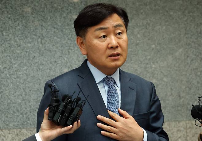 돈 봉투 살포 의혹'에 휩싸인 김관영 전북특별자치도지사가 1일 도청에서 취재진에게 "청년들에게 대리비를 줬다가 회수했다"며 "당 윤리감찰단에 있는 그대로 소명하겠다"고 밝히고 있다./연합뉴스