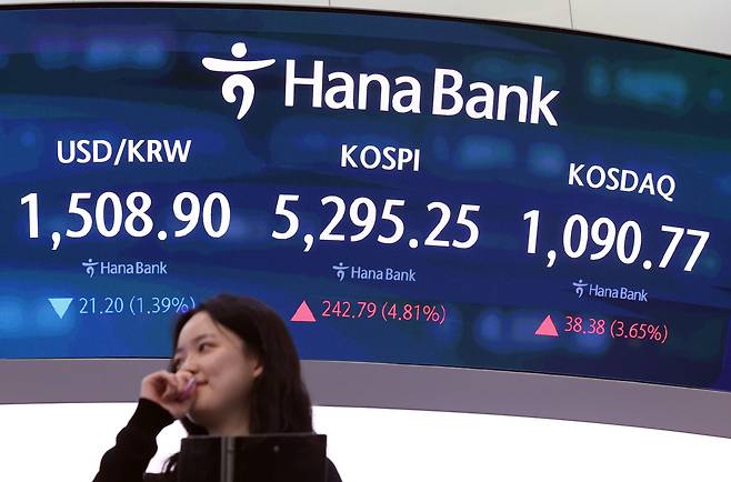 코스피 지수가 5% 넘게 오르며 장 초반 매수 사이드카가 발동된 1일 오전 서울 중구 하나은행 딜링룸 전광판에 코스피 시황이 표시되고 있다./ 뉴스1