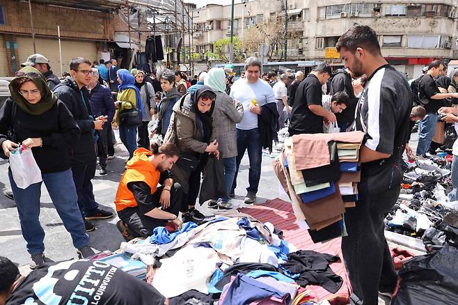 지난달 30일 이란 수도 테헤란 그랜드 바자르에서 사람들이 쇼핑을 하고 있다. /연합뉴스