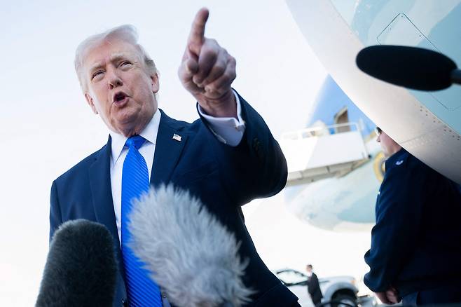 미국의 도널드 트럼프 대통령이 2026년 3월 23일 미국 플로리다주 웨스트팜비치의 팜비치 국제공항에서 에어포스원에 탑승하기 전 기자들과 대화하고 있다. 트럼프 대통령은 이날 미국과 이란 간 협상에서 “주요 쟁점들에 대해 상당한 합의가 있다”고 말하며, 협상의 결과로 이란이 핵 개발 야망과 농축 우라늄 비축을 포기해야 한다고 밝혔다./AFP·연합뉴스 제공