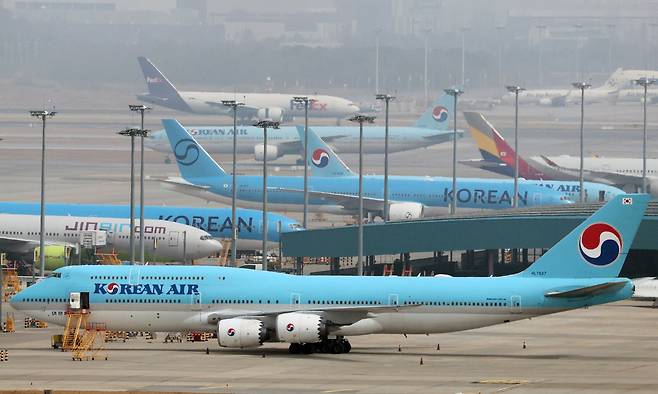 인천국제공항 활주로에 대한항공 여객기가 계류돼 있는 모습./뉴스1
