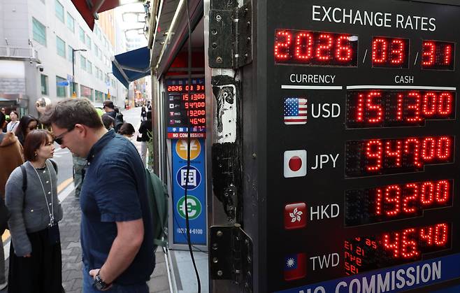 지난달 31일 서울 중구 명동 환전소에서 외국인 관광객들이 환전을 하고 있다. /뉴스1