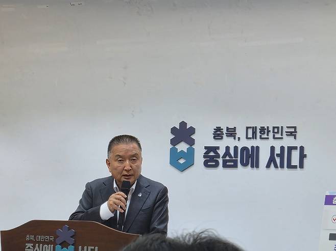 가처분 인용후 첫 기자회견하는 김영환 지사. 임은수 기자