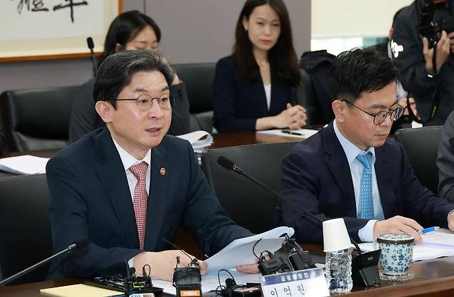 이억원 금융위원장이 1일 오전 서울 종로구 정부서울청사에서 재정경제부, 국토교통부, 행정안전부, 국세청, 한국은행, 금융감독원 등 관계기관과 업권별 협회, 5대 시중은행 등이 참석한 가운데 관계부처 합동으로 개최한 가계부채 점검회의를 개최했다. ⓒ금융위원회