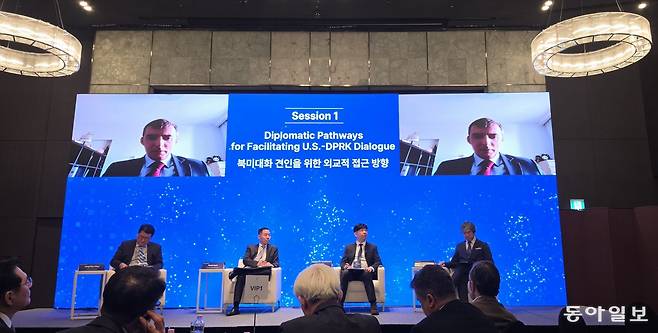 지난달 30일 서울 중구 플라자호텔에서 열린 국가안보전략연구원 ‘북미대화 견인을 위한 한반도 평화체제 정착’ 컨퍼런스에서 화상연결로 참석한 이반 티모페예프 러시아 국제문제협의회(RIAC) 사무총장이 발언하고 있다.