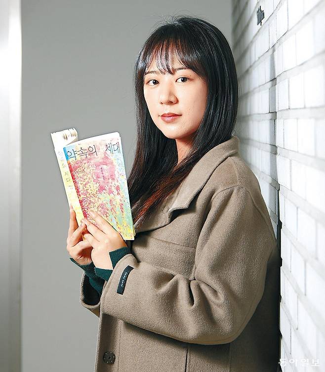 첫 단편소설집 ‘약속의 세대’를 펴낸 백온유 작가는 “20, 30대가 자격증 따고, 학교나 학원에 다니는 이유는 그런 노력이 보상받을 수 있을 거란 기대 때문일 것”이라며 “그 약속이 과연 지켜지는 사회인지 질문해보고 싶었다”고 말했다. 송은석 기자 silverstone@donga.com