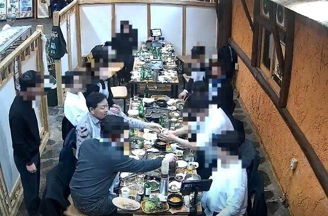 지난해 11월 전북 전주시 한 식당에서 김관영 전북도지사가 전북 지역 시·군의원 및 민주당 도당 청년들과 저녁을 함께 하며 현금을 건네고 있다. 채널A