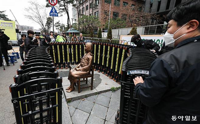 1일 서울 종로구 옛 주한 일본대사관 앞에서 열린 제1746차 일본군 성노예제 문제해결을 위한 정기 수요시위를 앞두고 경찰이 평화의 소녀상 주변 바리케이드를 철거하고 있다.  이한결 기자 always@donga.com