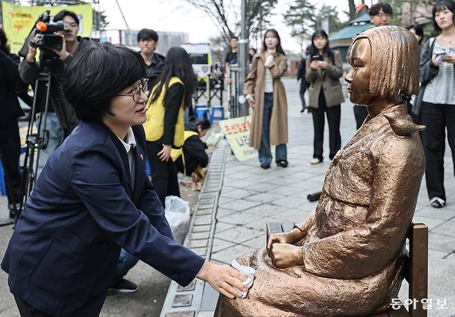 1일 서울 종로구 옛 주한 일본대사관 앞에서 원민경 성평등가족부 장관이 소녀상을 닦고 있다.  이한결 기자 always@donga.com