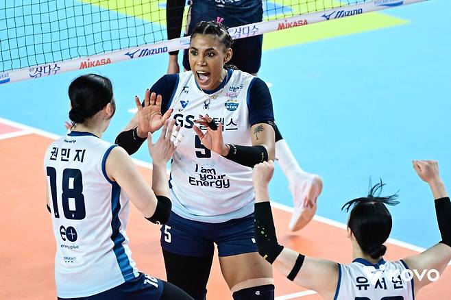 GS칼텍스의 주포 실바(가운데)가 1일 경북 김천실내체육관에서 한국도로공사와 맞대결한 프로배구 2025-2026 V리그 여자부 챔피언결정 1차전에서 득점 후 환호하고 있다. 한국배구연맹(KOVO) 제공