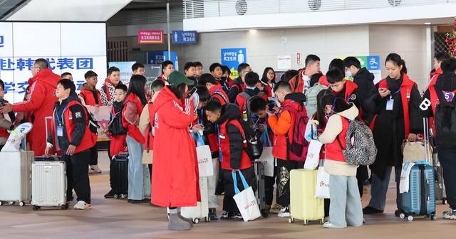 지난 1월 12일 중국인 학생 단체관광객들이 인천 연수구 인천항 국제여객터미널을 통해 입국하고 있다.[연합뉴스 사진]