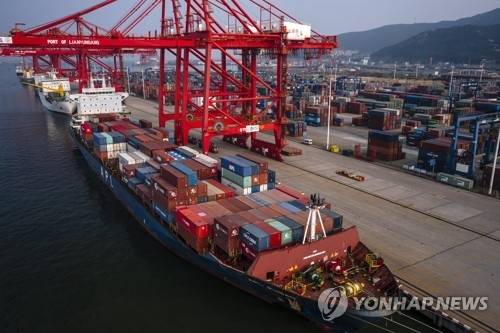 중국 장쑤성 롄윈강 항구의 컨테이너선 [EPA 연합뉴스 자료사진]