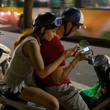 중국 젊은층 사이에서 연인과 함께 배달을 하며 데이트를 즐기는 이른바 '도시 아르바이트형 연애'가 새로운 트렌드로 떠오르고 있다. 사진=SCMP