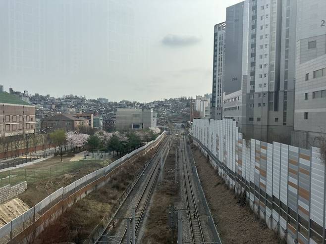 1일 서울 서대문구의 북아현 과선교 아래로 경의중앙선이 놓여있다. 사진=이창훈 기자