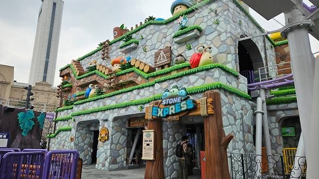 스톤 익스프레스 입구. 메이플스토리를 그대로 현실에 옮겨온 듯한 장식이 인상적이다.