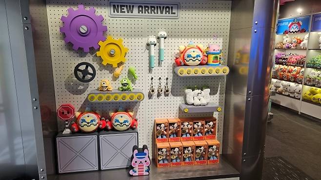 메이플 스토어 내부. 다양한 굿즈를 판매 중이다.