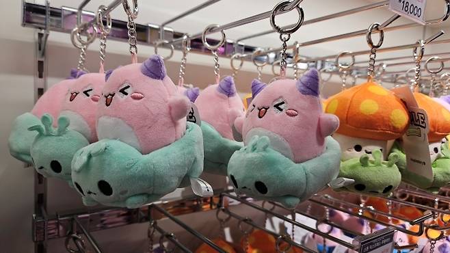 ‘메이플 아일랜드’를 콘셉트로 한 굿즈도 있다. 스톤 익스프레스를 타고 노는 핑크빈이 귀엽다.