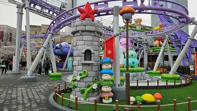 곳곳이 메이플스토리 조형물로 꾸며져 있다.