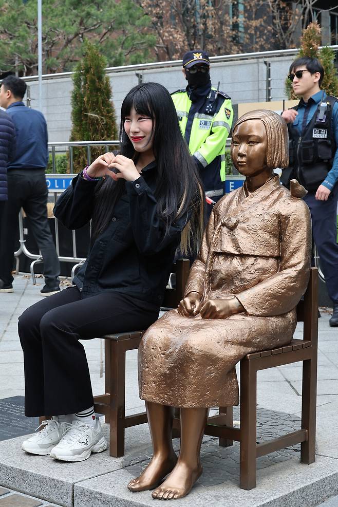 제1746차 일본군성노예제 문제해결을 위한 정기 수요시위가 서울 종로구 주한일본대사관 앞 평화로에서 열린 1일 낮 울타리에서 벗어난 평화의 소녀상과 참석자가 기념사진을 찍고 있다. 김혜윤 기자 unique@hani.co.kr