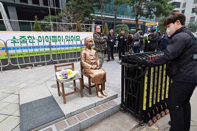 경찰관들이 1일 낮 서울 종로구 주한일본대사관 앞 평화로에서 제1746차 일본군성노예제 문제해결을 위한 정기 수요시위가 끝난 뒤 평화의 소녀상 근처에 다시 울타리를 치고 있다. 김혜윤 기자 unique@hani.co.kr