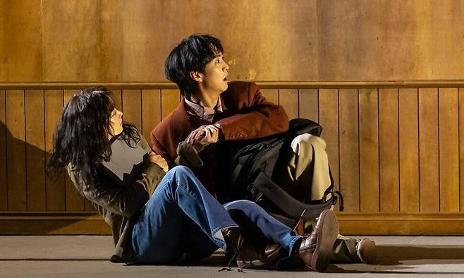 연극 ‘빅 마더’에서 진실 보도를 막으려는 권력의 추적에 공포에 떨고 있는 기자들. 세종문화회관 제공