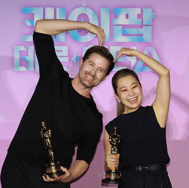 ‘케이팝 데몬 헌터스’ 제98회 아카데미 수상 기념해 1일 오후서울 용산구 CGV 용산아이파크몰 상영관에서 아카데미 시상식 수상자인 크리스 애플한스 감독, 매기 강 감독(오른쪽)이 기념사진을 찍고 있다. 정용일 선임기자 yongil@hani.co.kr