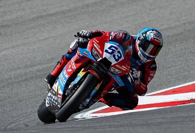 3월29일 막을 내린 세계 슈퍼바이크 챔피언십(WSBK) 슈퍼스포츠 클래스 포르투갈 라운드에서 프랑스 선수 발랑탱 드비즈가 중국 모터사이클 기업 장쉐지처의 820RR-RS 모델을 타고 2연승을 거두며 라운드 1위에 올랐다. 발랑탱 드비즈 인스타그램 갈무리