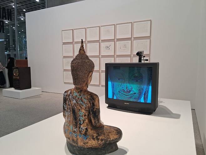 1일 서울 용산 아모레퍼시픽빌딩 1층의 특설전시장 APMA 공간에 선보인 백남준의 2005년 작 ‘골드 티브이 부처’. 노형석 기자