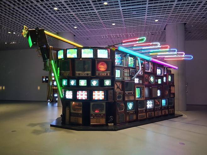 드넓은 대양을 노 저어 가는 바닷사람들의 배를 떠올리며 만든 백남준 작가의 1995년 영상 설치 작품 ‘콘 티키’. 아모레퍼시픽 1층 공간의 백남준 회고전과는 별개로 지하 아모레퍼시픽 미술관에 마련된 현대미술 소장품 특별전 공간에서 만날 수 있다. 노형석 기자