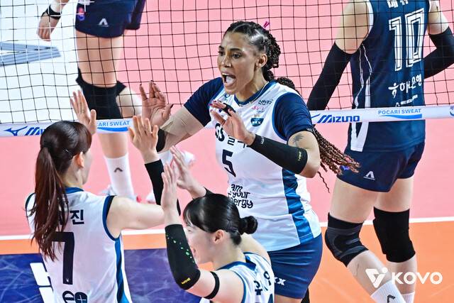 지에스(GS) 칼텍스 지젤 실바가 1일 김천체육관에서 열린 2025~2026 V리그 포스트시즌 챔피언결정전 1차전 한국도로공사와 방문 경기에서 득점한 뒤 기뻐하고 있다. 한국배구연맹 제공